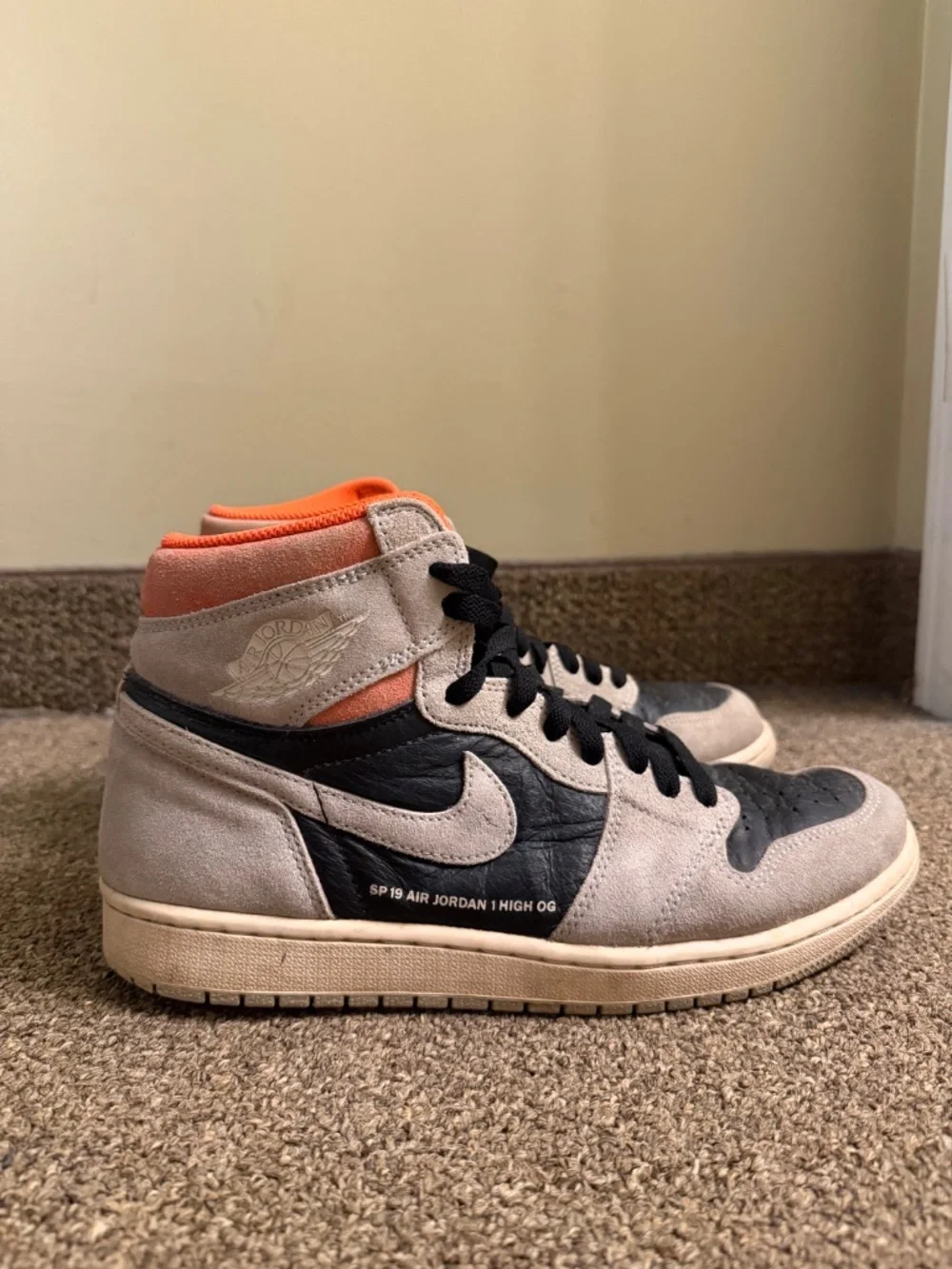 Air Jordan 1 Retro OG High Hyper Crimson Size 10 Men’s Basketball Sneakers